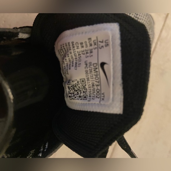 NWT Nike Air Max FlyKnit Racer Sneaker in Black/White - Picture 8 of 9